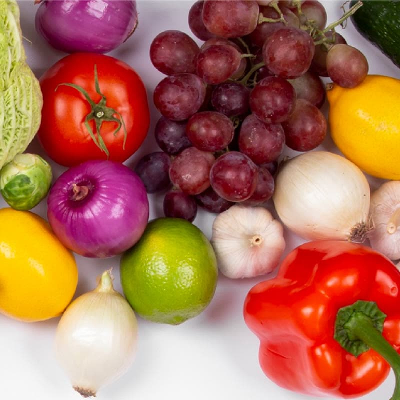 Tumpukan sayur dan buah aneka warna dari dekat
